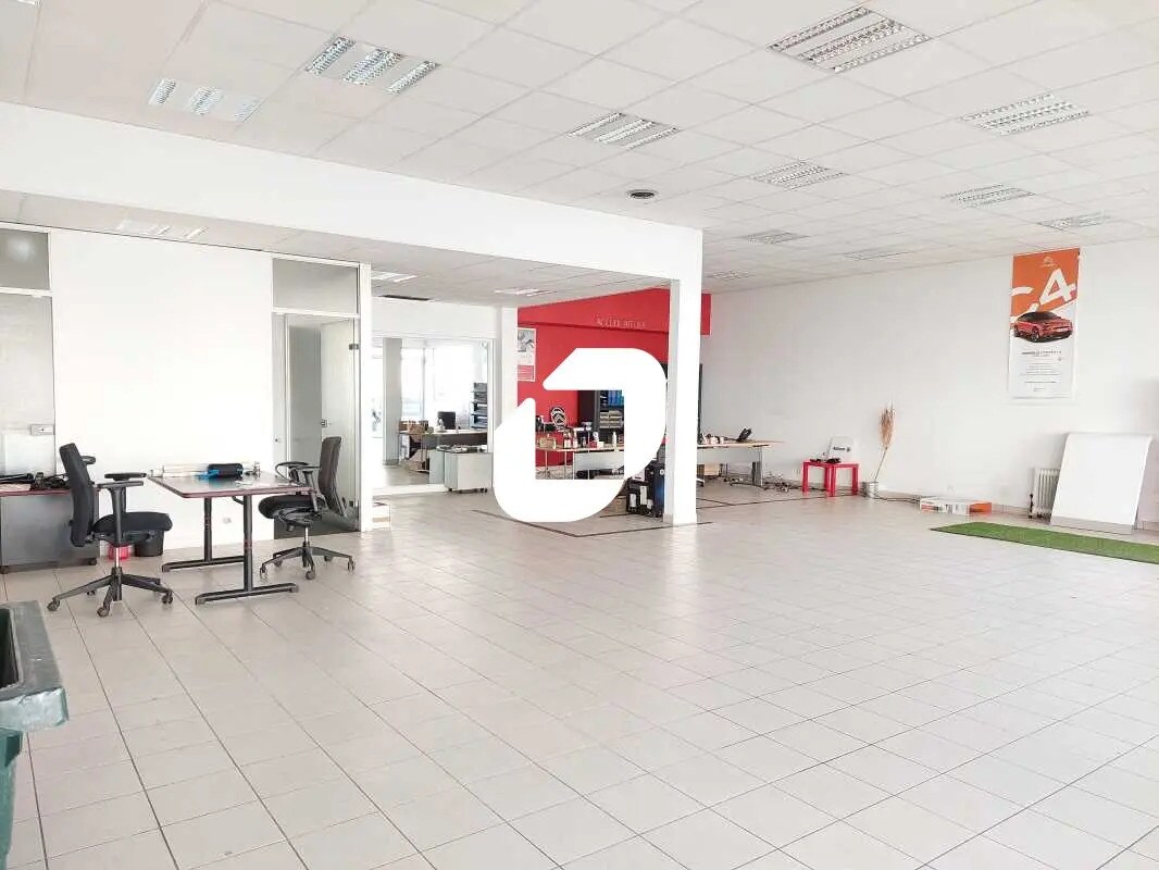 Local commercial dans Jouars-Pontchartrain à louer Photo de l’immeuble– Image 1 sur 7