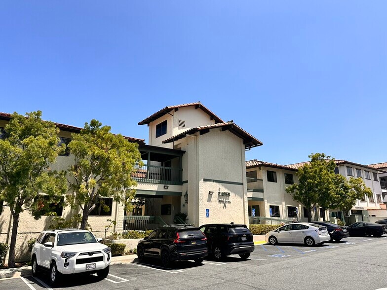 24953 Paseo De Valencia, Laguna Hills, CA à louer - Photo de l’immeuble – Image 1 sur 9