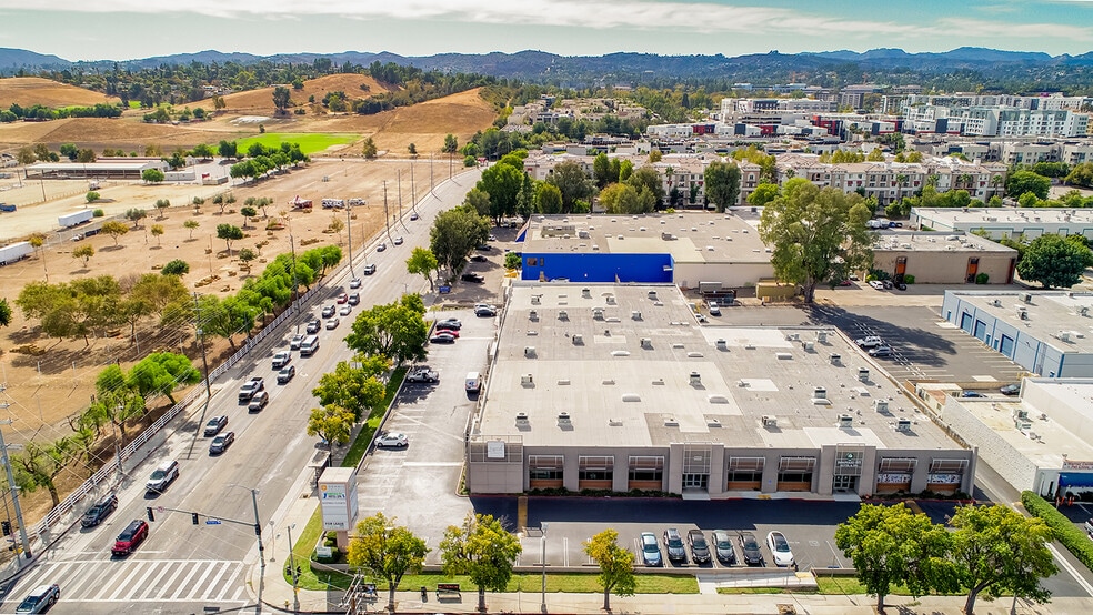 6445 De Soto Ave, Woodland Hills, CA à louer - Aérien – Image 2 sur 8