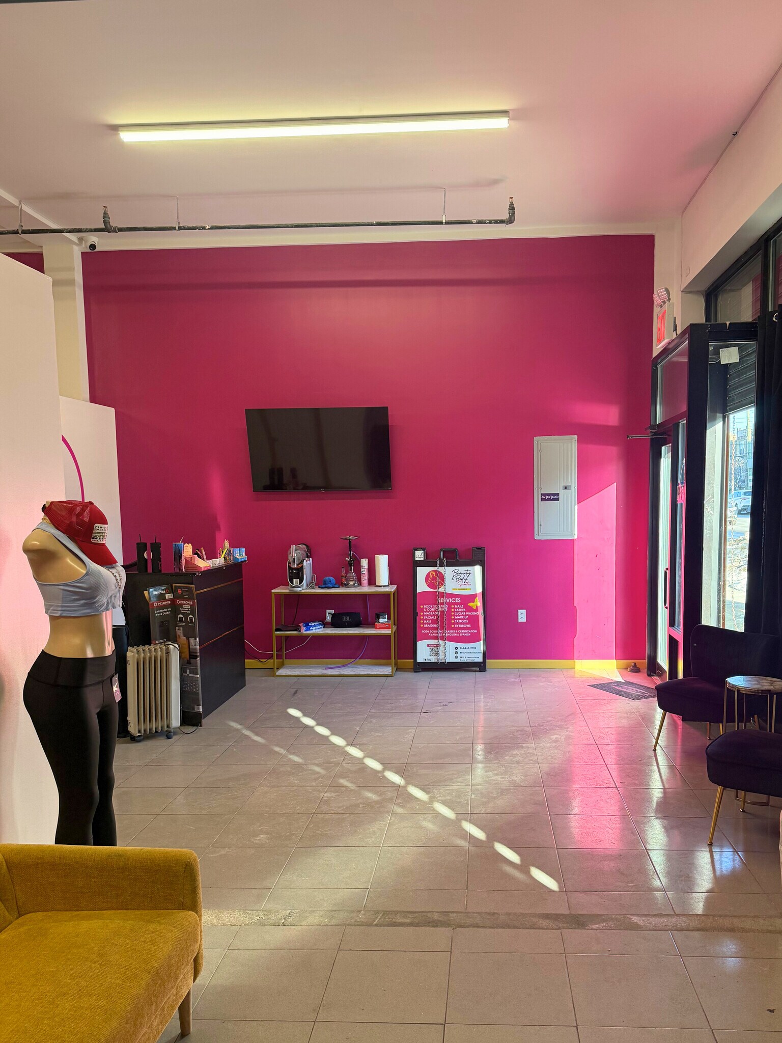 2415 E Tremont Ave, Bronx, NY à louer Photo principale– Image 1 sur 15