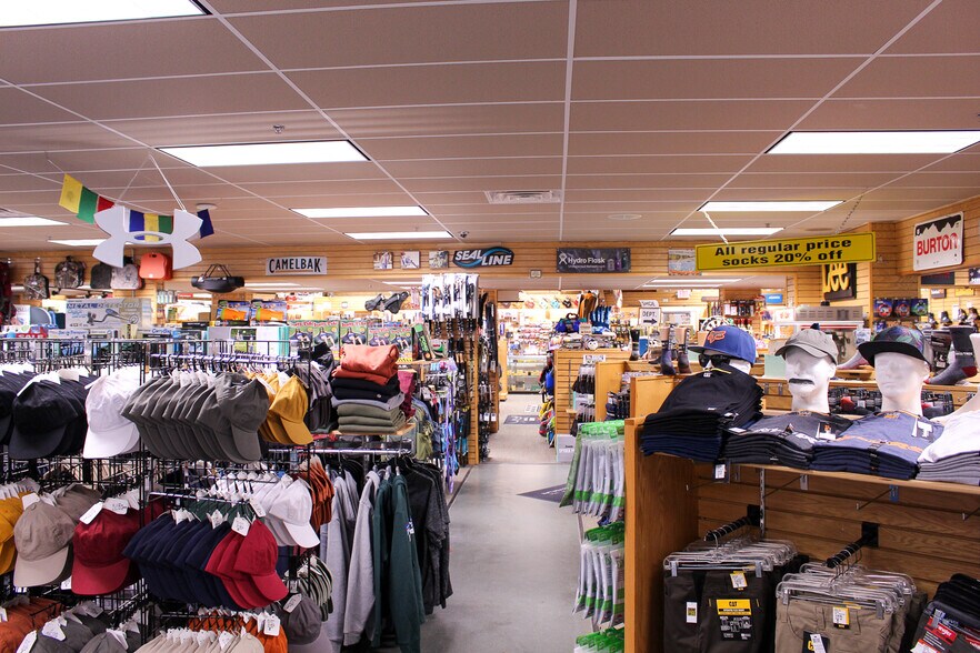 Sam's Outdoor Outfitters portefeuille de 2 biens à vendre sur LoopNet.fr - Photo de l’immeuble – Image 3 sur 11