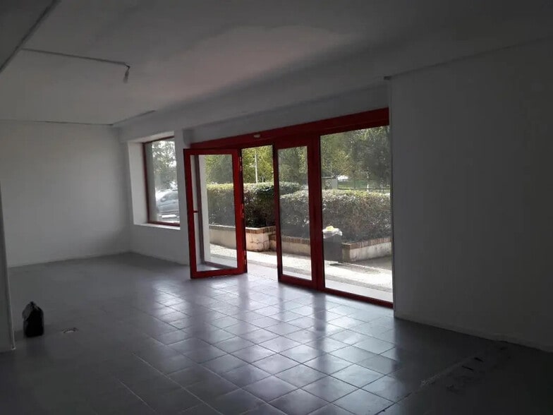 Local commercial dans Petit-Couronne à louer - Photo de l’immeuble – Image 2 sur 10