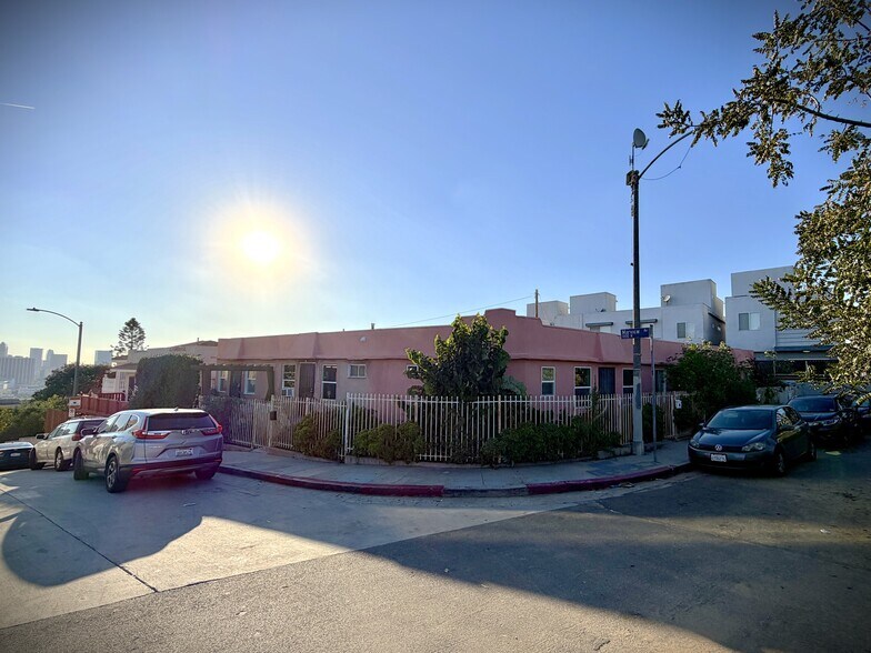 1126 White Knoll Dr, Los Angeles, CA à vendre - Photo de l’immeuble – Image 2 sur 10