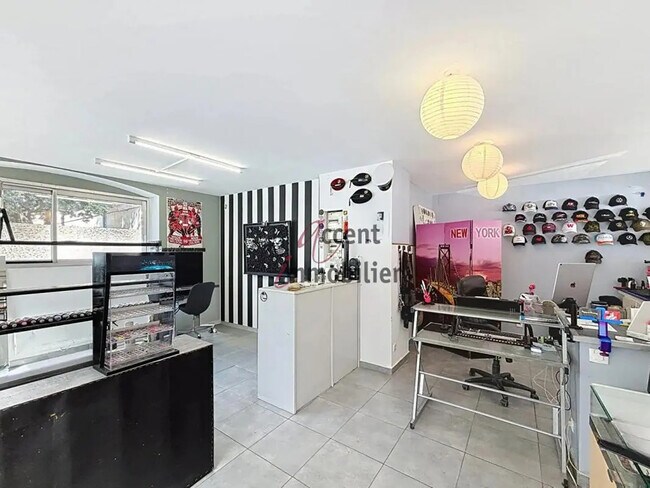 Plus de détails pour Local commercial à vendre