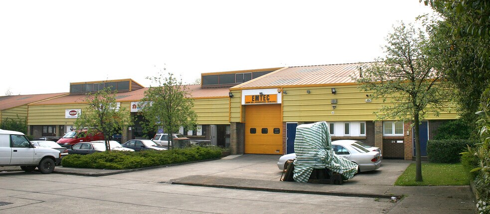 23-25 Buckwins Sq, Basildon à louer - Photo principale – Image 1 sur 1