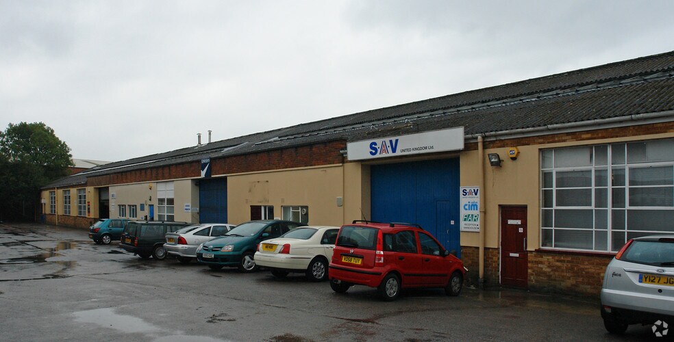 Armfield Clos, West Molesey à louer - Photo de l’immeuble – Image 2 sur 5