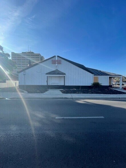 3017 Wilson Rd, Bakersfield, CA à louer - Photo de l’immeuble – Image 1 sur 7