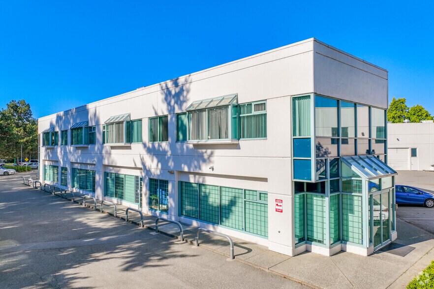 3700 N Fraser Way, Burnaby, BC à louer - Photo de l’immeuble – Image 2 sur 4