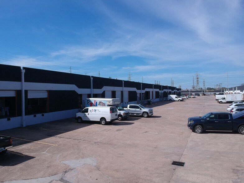 9941-9949 Harwin Dr, Houston, TX à louer - Photo de l’immeuble – Image 3 sur 10