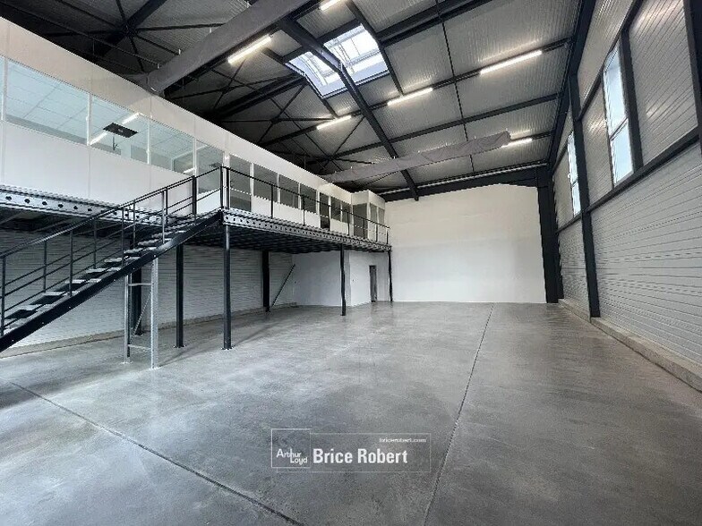 Local d’activités dans Chassieu à louer - Photo de l’immeuble – Image 3 sur 6