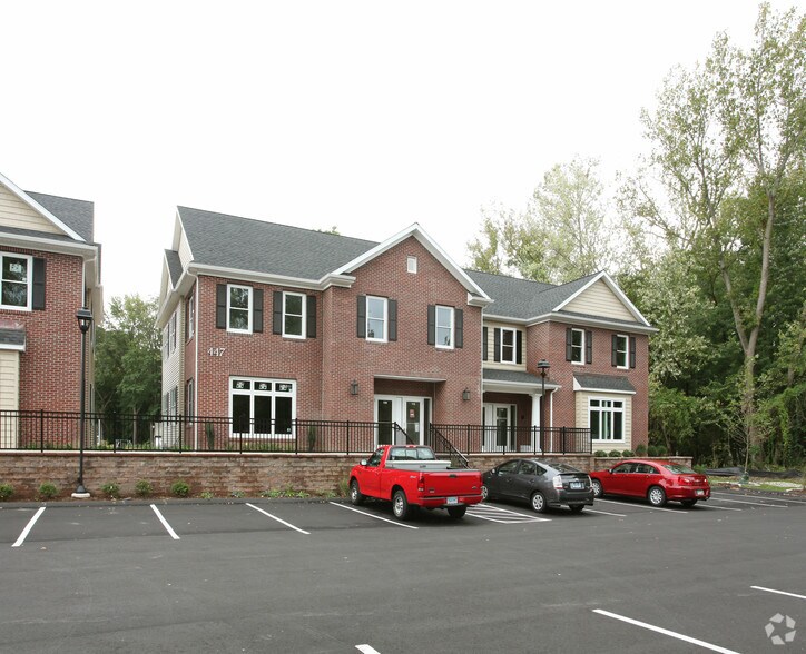 447 Naubuc Ave, Glastonbury, CT à vendre - Photo de l’immeuble – Image 2 sur 8