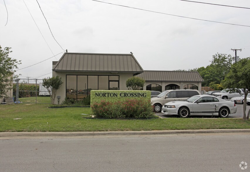 3211 Norton Dr, Richland Hills, TX à louer - Photo de l’immeuble – Image 2 sur 11