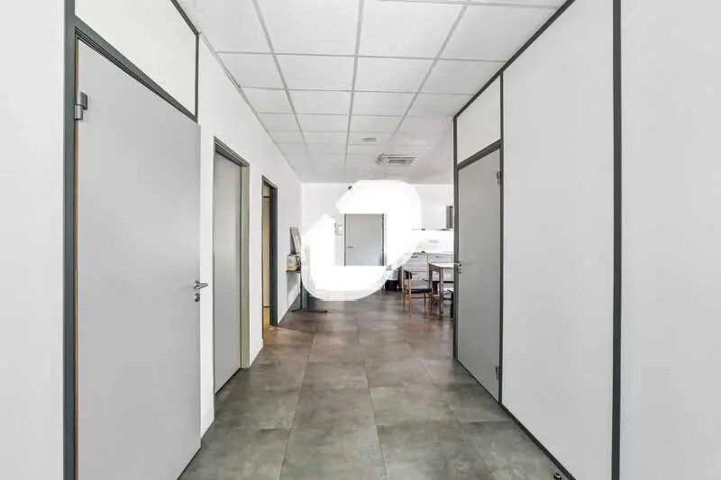 Local d’activités dans Tremblay-en-France à louer - Photo de l’immeuble – Image 2 sur 16