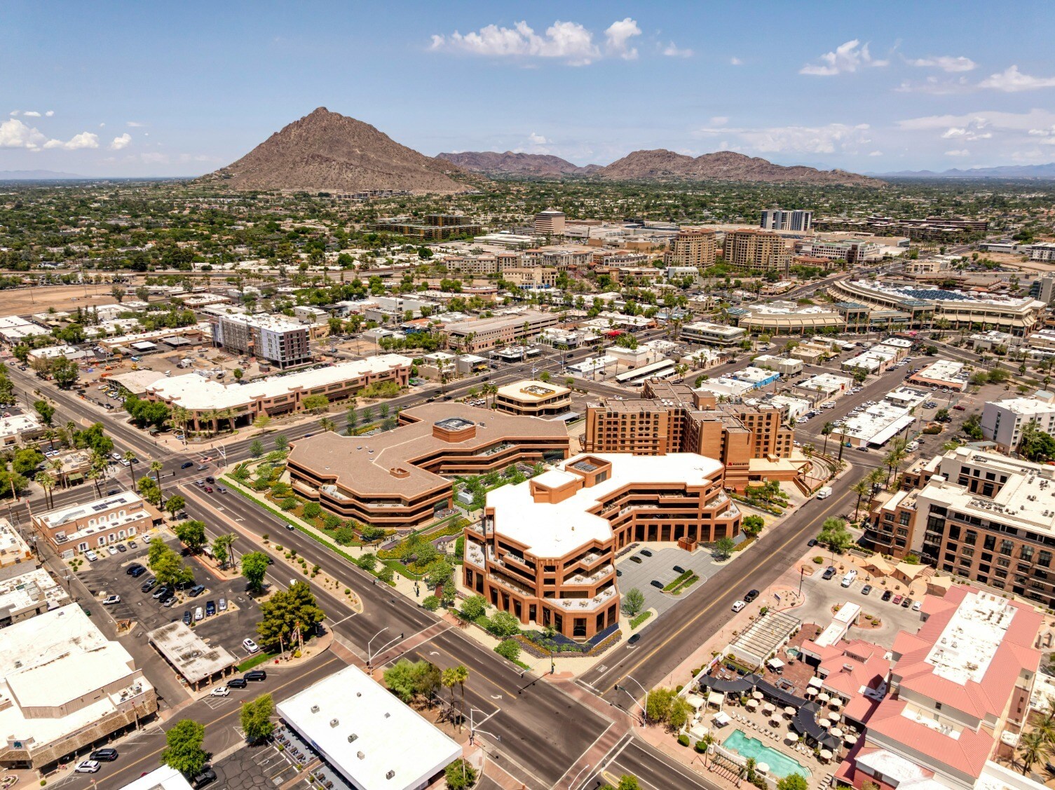 7272 E Indian School Rd, Scottsdale, AZ à louer Photo de l’immeuble– Image 1 sur 25
