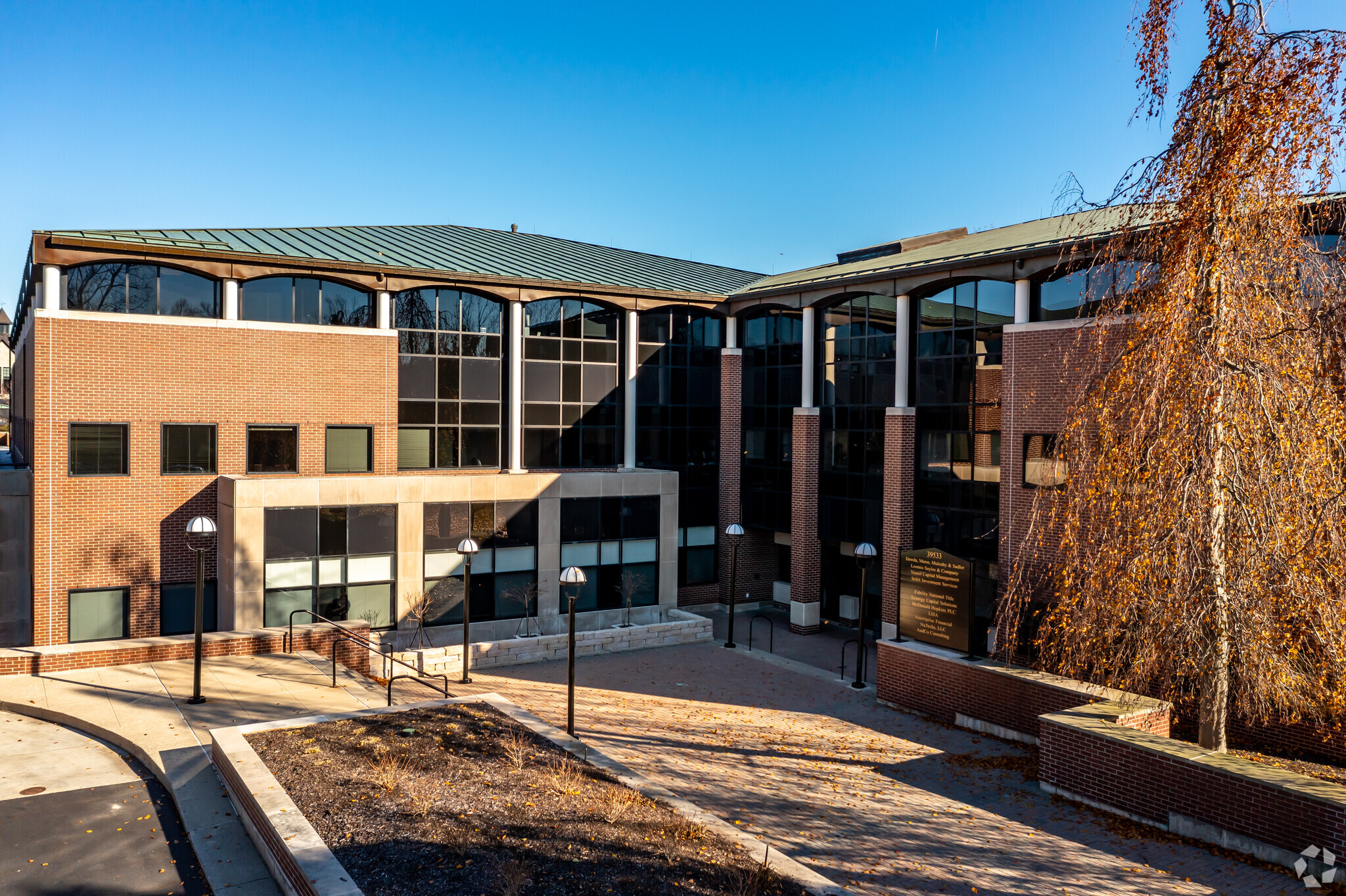 39533 Woodward Ave, Bloomfield Hills, MI à louer Photo de l’immeuble– Image 1 sur 9