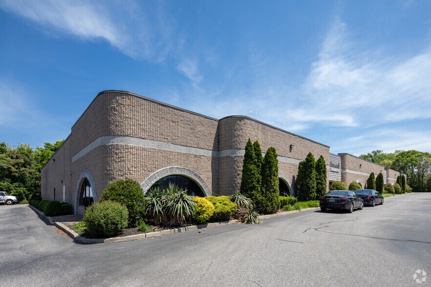 331 Dante Ct, Holbrook, NY à louer - Photo de l’immeuble – Image 3 sur 9