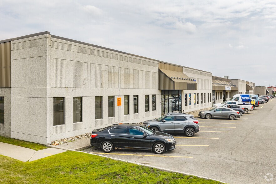 3401-3421 Boul Industriel, Laval, QC à louer - Photo de l’immeuble – Image 1 sur 6