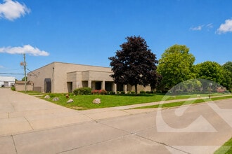 900 E Whitcomb Ave, Madison Heights, MI à louer Photo principale– Image 1 sur 1