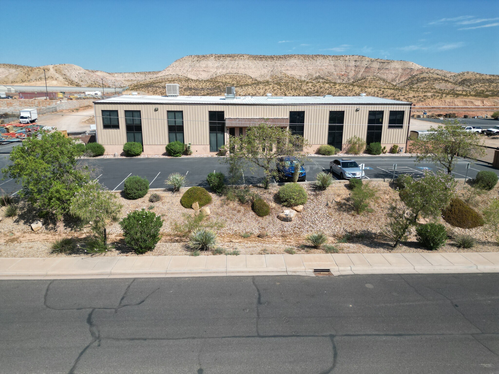 715 E Commerce Dr, St George, UT à louer Photo de l’immeuble– Image 1 sur 8
