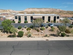 715 E Commerce Dr, St George, UT à louer Photo de l’immeuble– Image 1 sur 8
