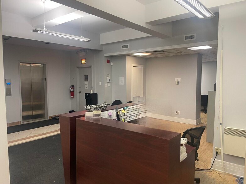 84 Rue Notre-Dame O, Montréal, QC à louer - Photo de l’immeuble – Image 3 sur 12