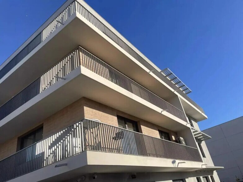 Bureau dans Fréjus à vendre - Photo de l’immeuble – Image 1 sur 17