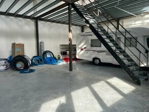 Local d'activités dans Salleboeuf à vendre Photo intérieure– Image 1 sur 2