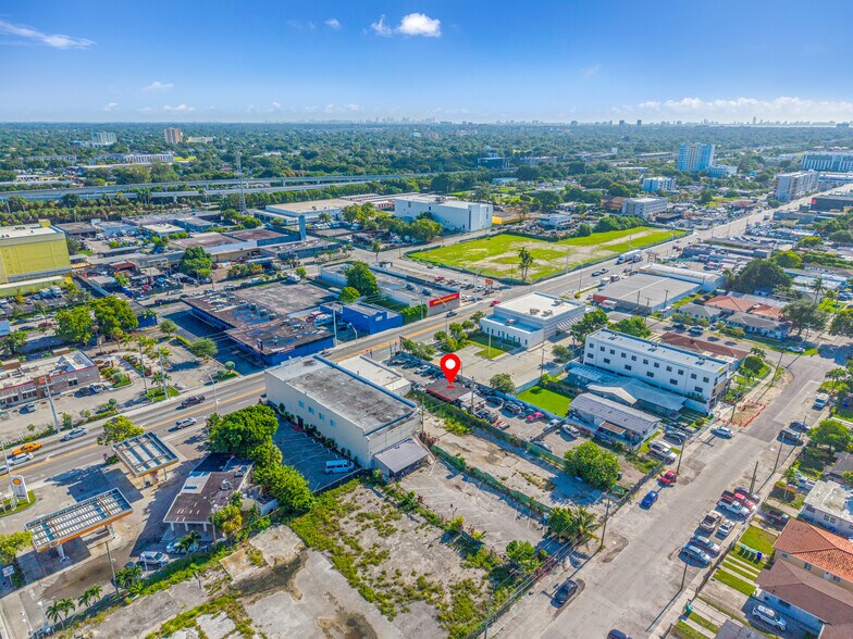 2548 NW 36th St, Miami, FL à louer - Photo de l’immeuble – Image 2 sur 38