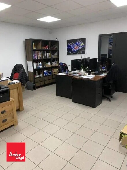 Local d’activités dans Dreux à louer - Photo de l’immeuble – Image 1 sur 3