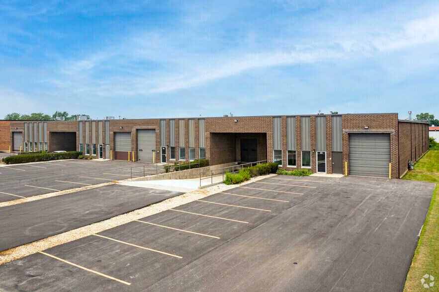 301-307 Eisenhower Ln S, Lombard, IL à louer - Photo de l’immeuble – Image 2 sur 4