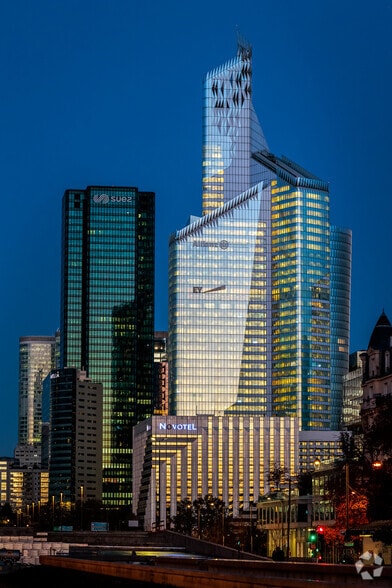 1-2 Place Des Saisons, Courbevoie à louer - Photo principale – Image 1 sur 6