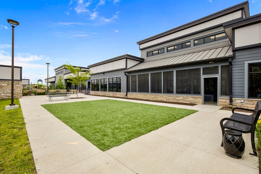 801 NE Venture Dr, Waukee, IA à louer - Photo de l’immeuble – Image 3 sur 13