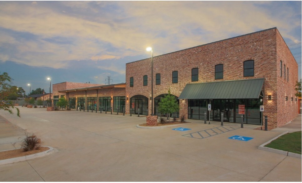 1717 W 34th St, Houston, TX à louer - Photo de l’immeuble – Image 2 sur 5