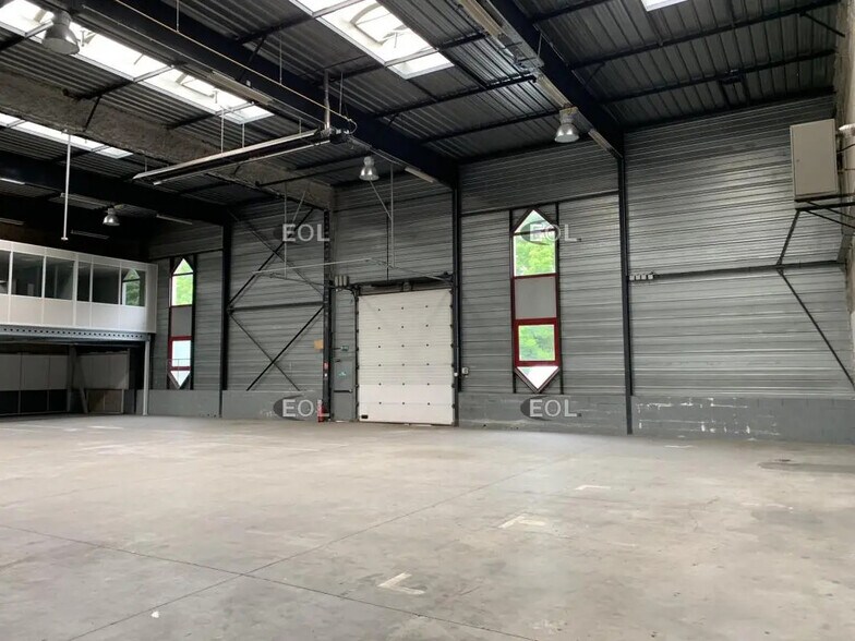 Industriel/Logistique dans Élancourt à louer - Photo de l’immeuble – Image 3 sur 7