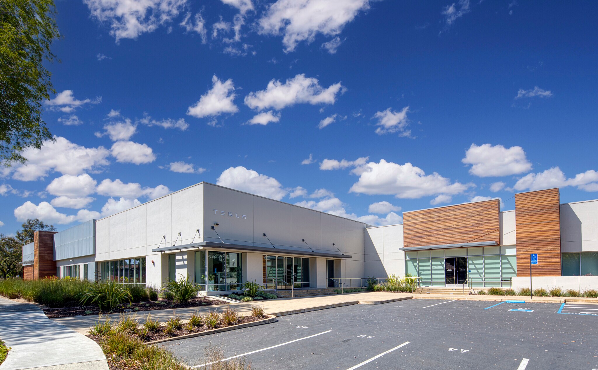 2711 N 1st St, San Jose, CA à louer Photo de l’immeuble– Image 1 sur 5