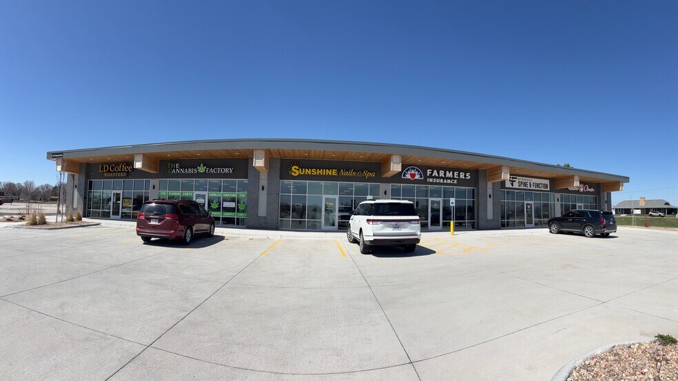1113 Theatre Drive, Hastings, NE à louer - Photo de l’immeuble – Image 2 sur 3