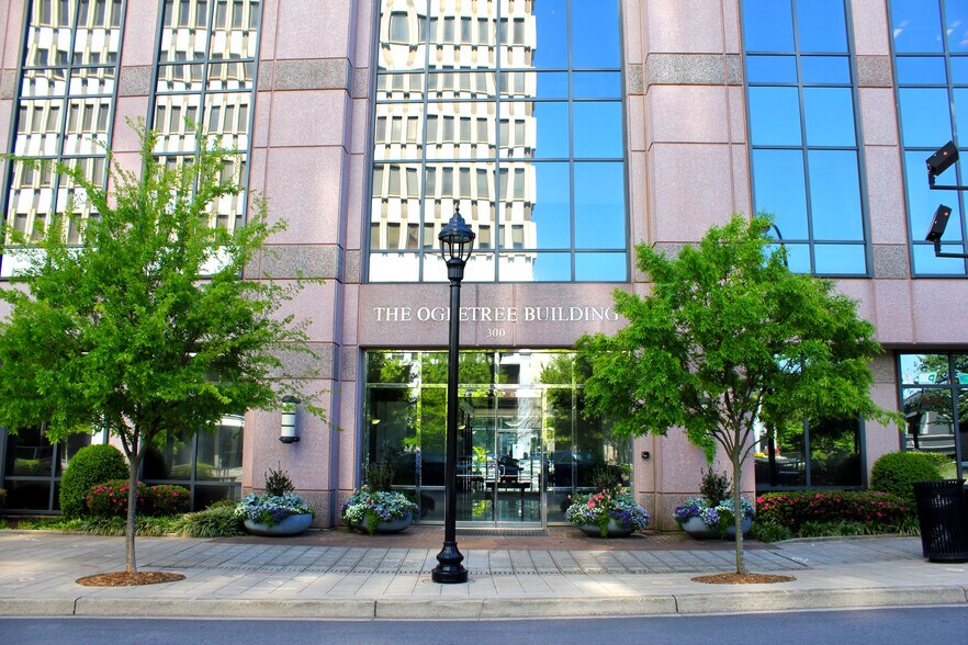 300 N Main St, Greenville, SC à louer - Photo de l’immeuble – Image 2 sur 5
