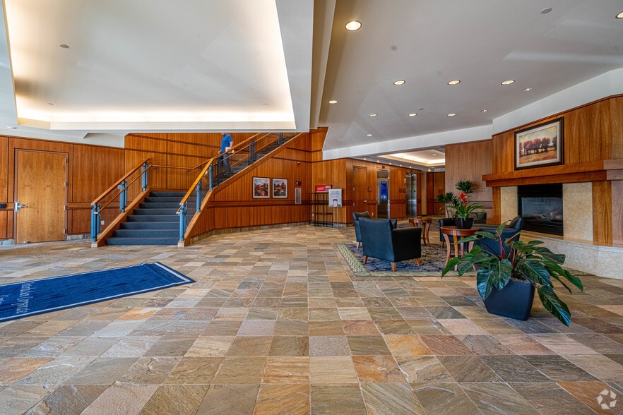 5050 Lincoln Dr, Edina, MN à louer - Hall d’entrée – Image 2 sur 6