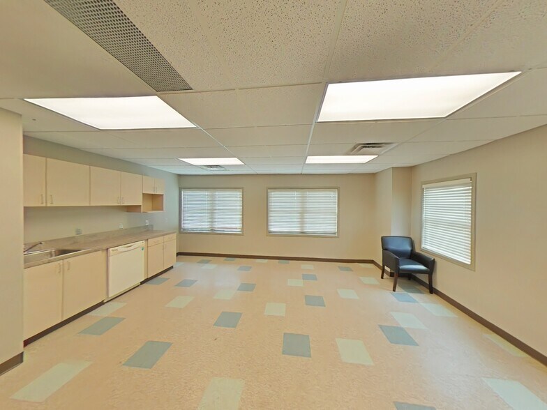 36015 Utica Rd, Clinton Township, MI à louer - Photo de l’immeuble – Image 2 sur 6