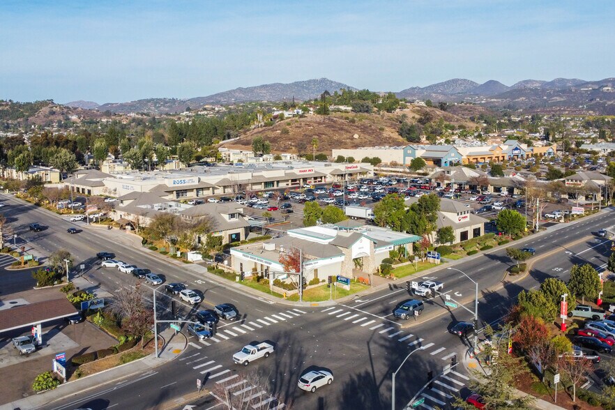13616 Poway Rd, Poway, CA à louer - Photo de l’immeuble – Image 2 sur 7