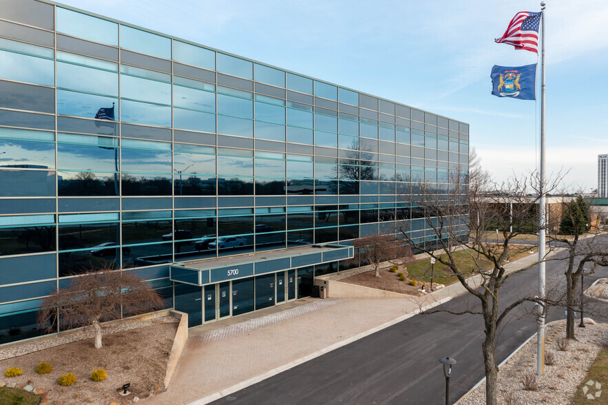 5700 Crooks Rd, Troy, MI à louer - Photo de l’immeuble – Image 3 sur 6