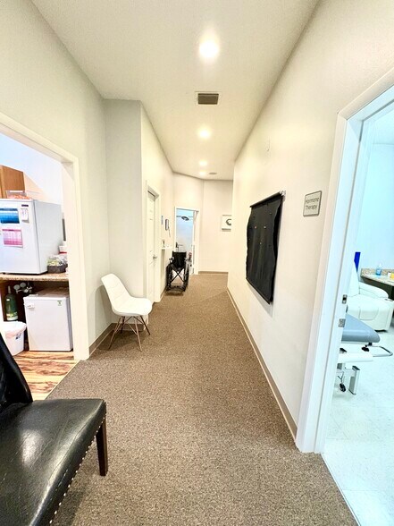 24420 State Road 54, Lutz, FL à louer - Photo intérieure – Image 2 sur 17