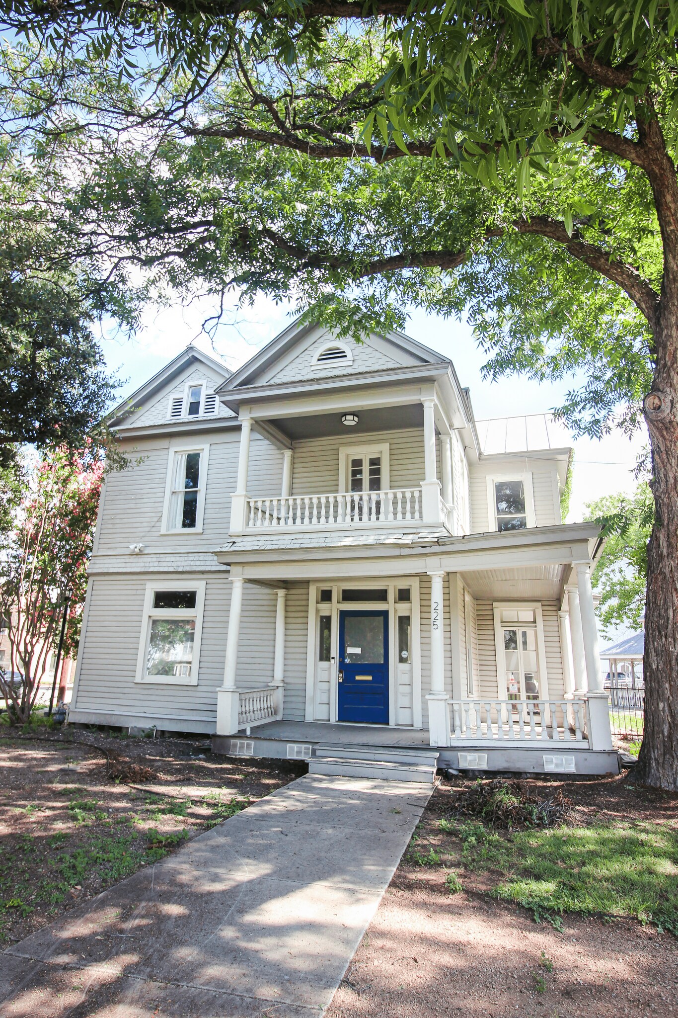 221 & 225 W Poplar St & 210 Lewis St portefeuille de 5 biens à vendre sur LoopNet.fr Photo principale– Image 1 sur 9