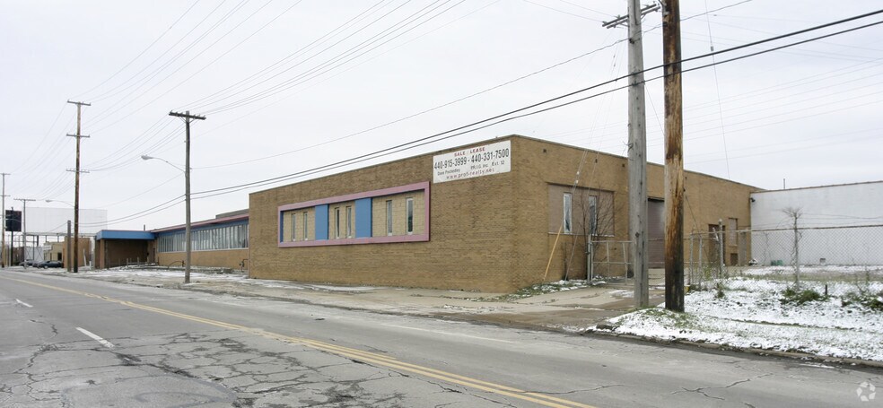 17600 S Waterloo Rd, Cleveland, OH à louer - Photo principale – Image 1 sur 2