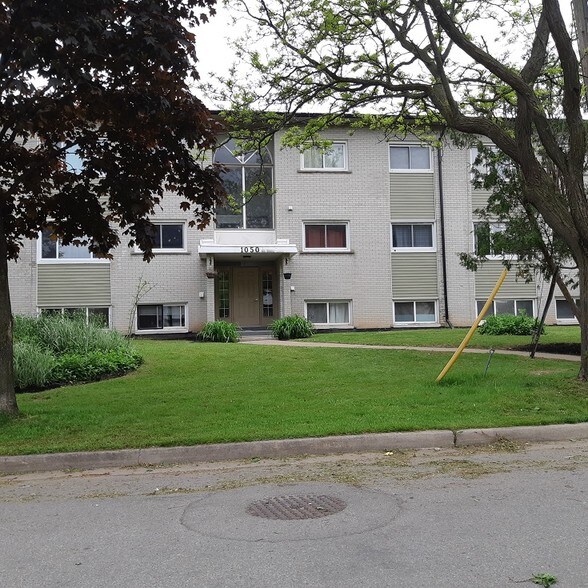 1050 Highland St, Burlington, ON à vendre - Photo de l’immeuble – Image 2 sur 14