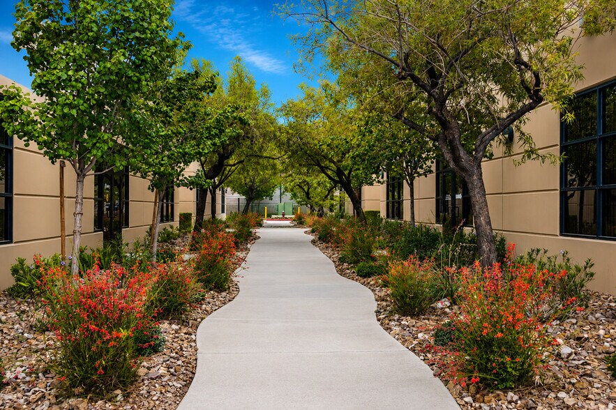8708 Spanish Ridge Ave, Las Vegas, NV à vendre - Photo de l’immeuble – Image 2 sur 22