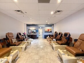 3145 E Chandler Blvd, Phoenix, AZ à louer Photo intérieure– Image 1 sur 4