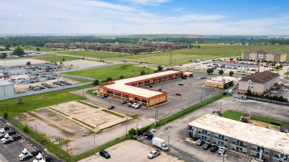 820 S MacArthur Blvd, Oklahoma City, OK à vendre - Photo de l’immeuble – Image 2 sur 3