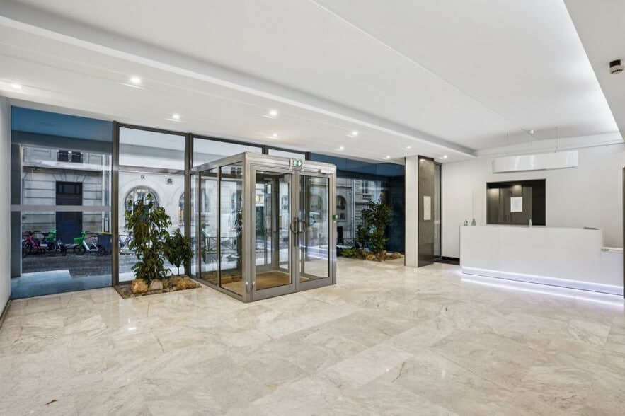 11-11 Rue Christophe Colomb, Paris à louer - Hall d’entrée – Image 2 sur 9