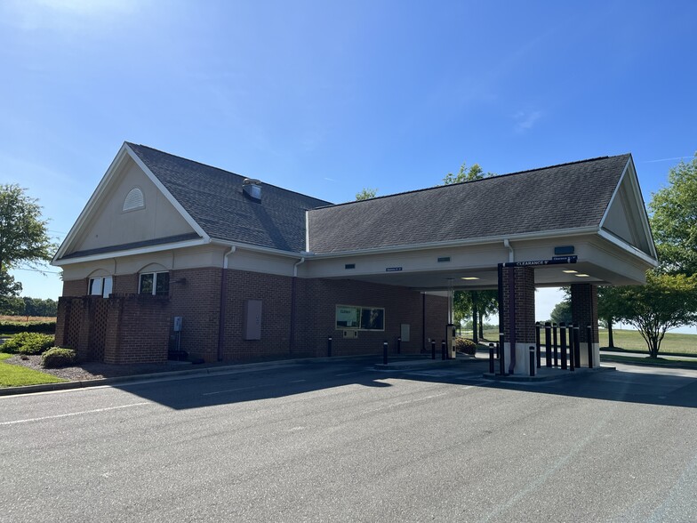 136 Twin Oaks Rd, Dobson, NC à louer - Photo de l’immeuble – Image 3 sur 19